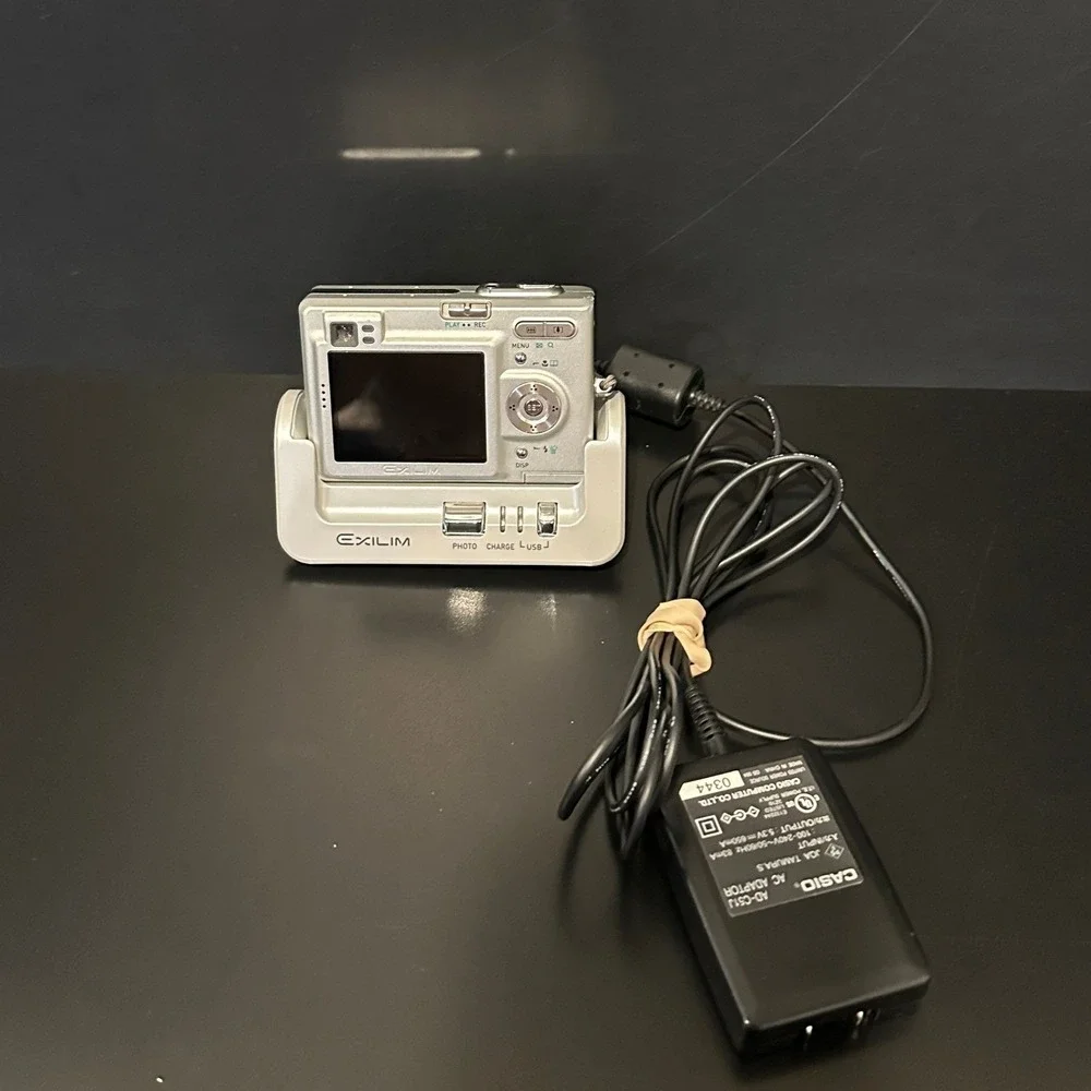 Casio Exilim EX-Z4 Silver 4.0MP Digital Camera 3x Optical Zoom Bundle‎ Y2K